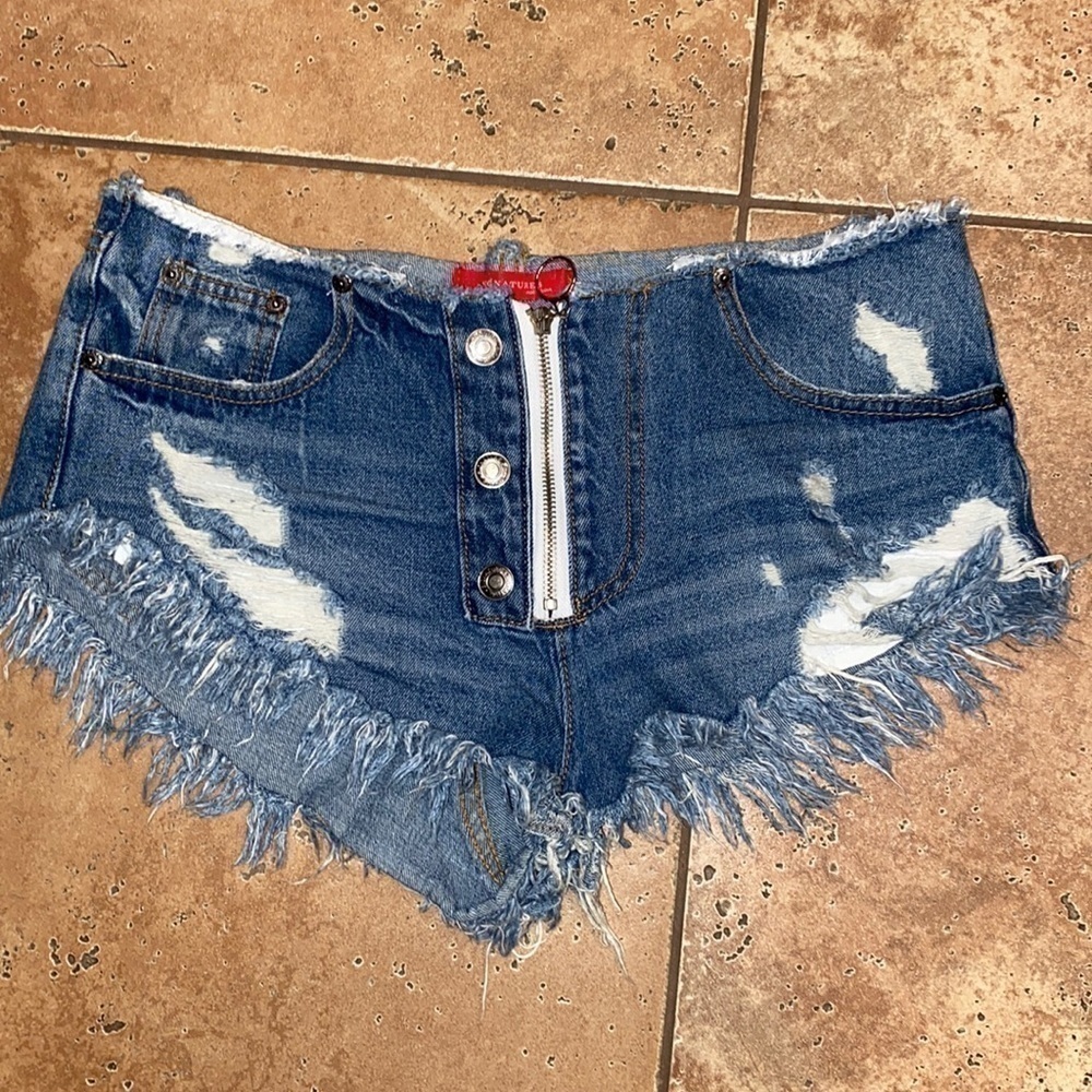 Signature 8 Distressed and Frayed Mid-rise Shortie jean Shorts size 6